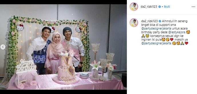 Momen manis ulang tahun Lesty Kejora. (Instagram/@da2_rizki123)