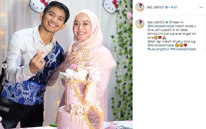 Momen manis ulang tahun Lesty Kejora. (Instagram/@da2_rizki123)