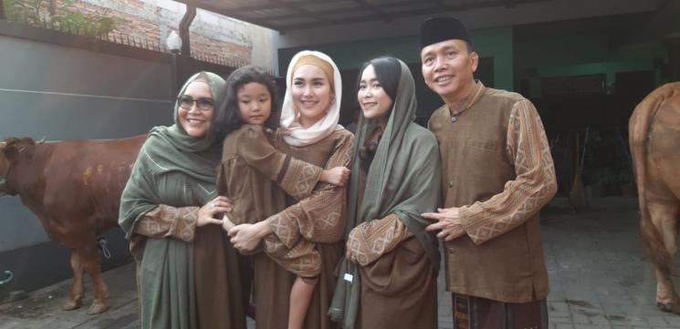 Ayu Ting Ting dan keluarga. (Matamata.com/Yuliani)
