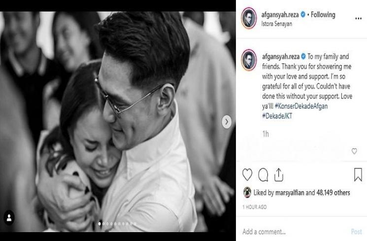 Afgan memeluk Rossa dengan mesra (Instagram @afgansyah.reza)
