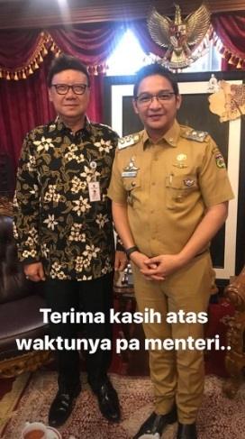 Pasha Ungu foto bersama Mendagri Tjahjo Kumolo. [Instagram]