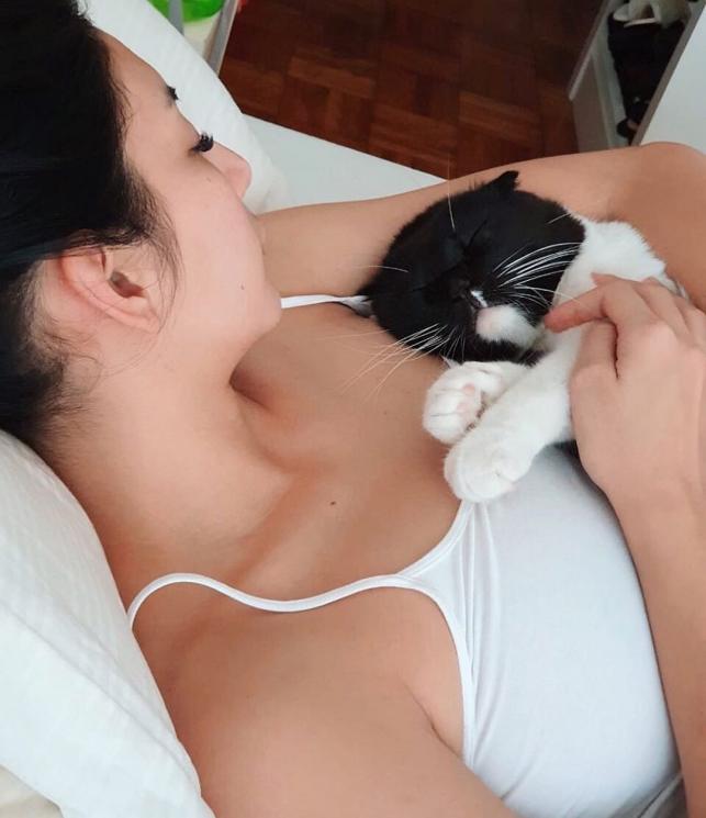 Tyas Mirasih peluk kucing. [Instagram]