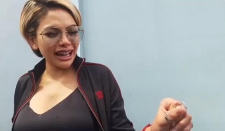 Nikita Mirzani pamer cincin dari pria bule. (Matamata.com/Yuliani)