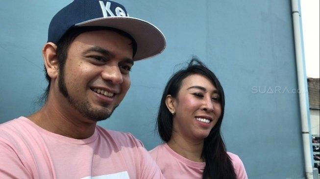 Rio Reifan dan istrinya, Henny Mona. (Suara.com/Sumarni)