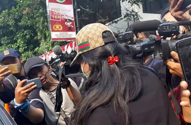 Istri Rio Reifan, Henny Mona, diam-diam jenguk suami yang mendekam di penjara. (Matamata.com/Yuliani)