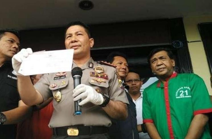 Tersangka kasus sabu, Imam S Arifin (baju tahanan warna hijau) saat dirilis oleh Polres Jakarta Barat, Minggu (28/8/2016). [suara.com/Nanda]