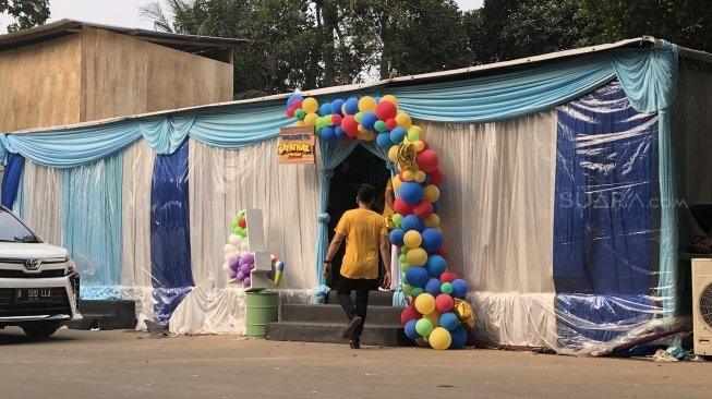Ulang tahun Rafathar dirayakan di tenda (Suara.com/Revi Cofans Rantung)
