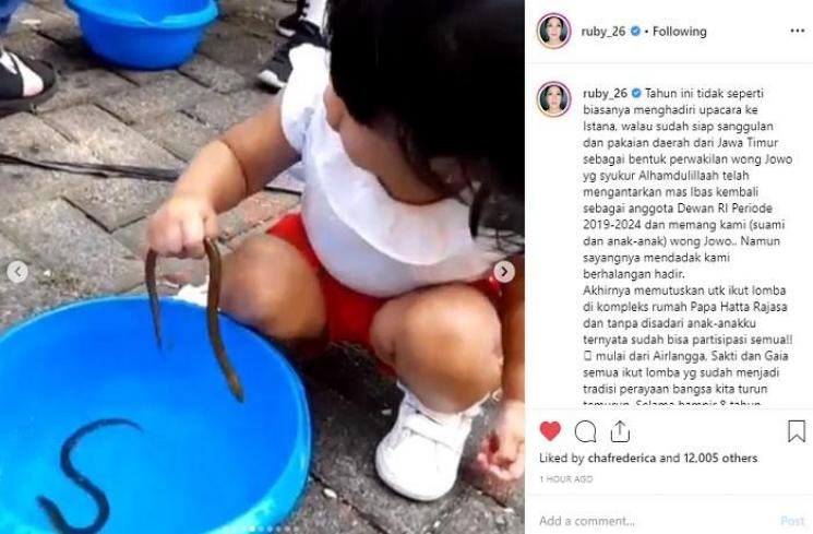 Baby Gaya menangkap belut (Instagram @ruby_26)