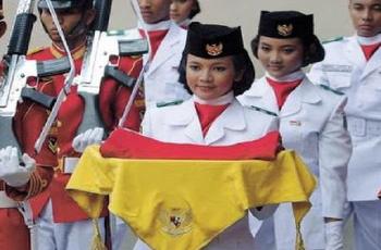 Penuh Kharisma, 5 Potret Cantik Pembawa Baki Bendera dari Tahun ke Tahun