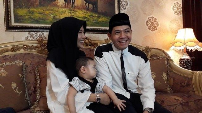 Alyssa Soebandono dan Dude Harlino di kediamannya di kawasan Tebet (15/6/2018) [Suara.com/Ismail)