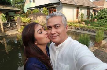 5 Kemesraan Adjie Pangestu dan Istri, Bak ABG Pacaran meski Usia Beda 25 Tahun