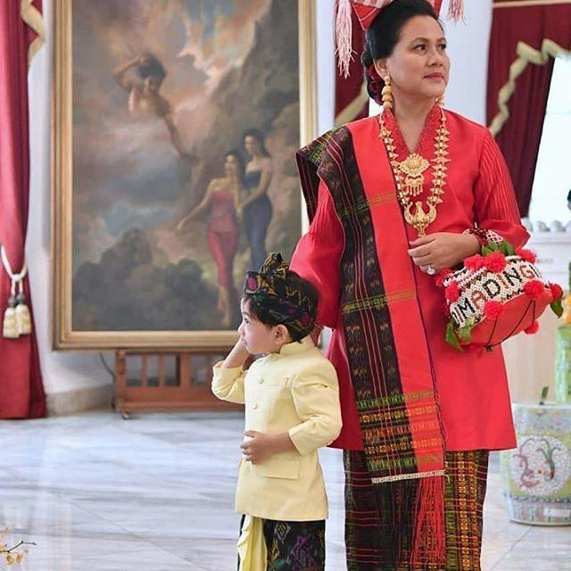 Jan Ethes bersama ibu negara Iriana Jokowi. [Instagram]