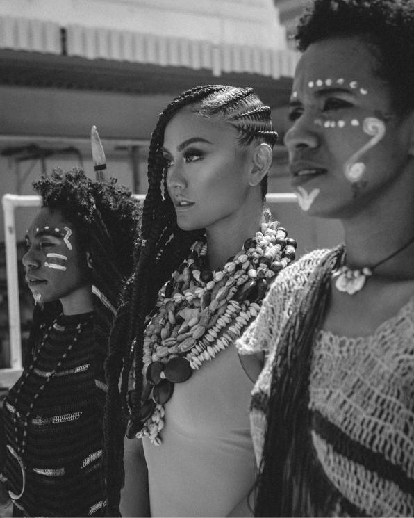 Agnez Mo berpose bareng dua perempuan cantik mengenakan pakaian adat Papua. [Instagram]