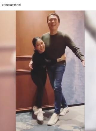 Kemesraan pasangan artis Syahrini dan Reino Barack. [Instagram]