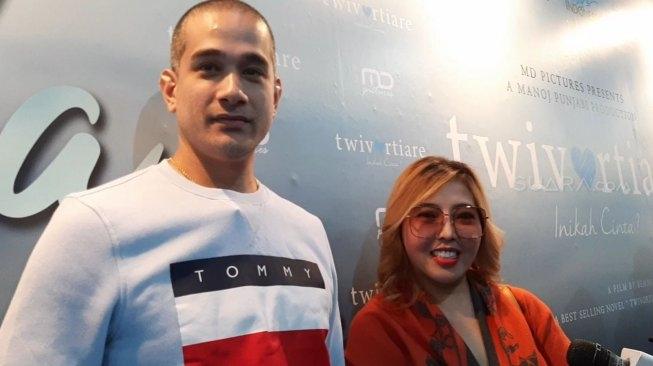 Okan Cornelius dan istri, Lee Sachi. (Suara.com/Sumarni)