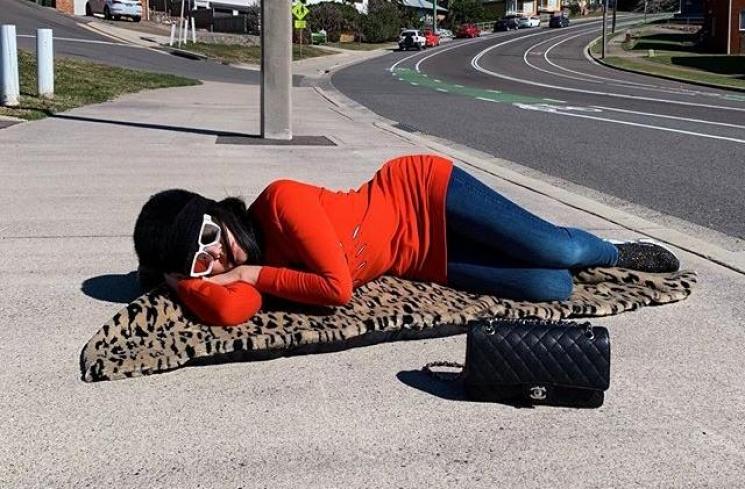 Lucinta Luna berbaring di pinggir jalan. [Instagram]