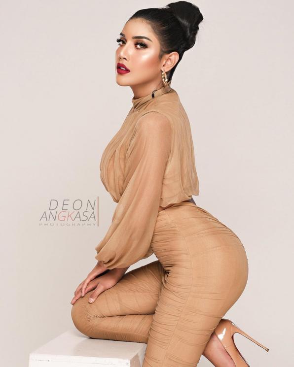 Pose seksi Milendaru. [Instagram]
