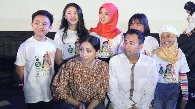 Raffi Ahmad dan Nagita Slavina bersama para penyanyi cilik (Suara.com/Revi Cofans Rantung)