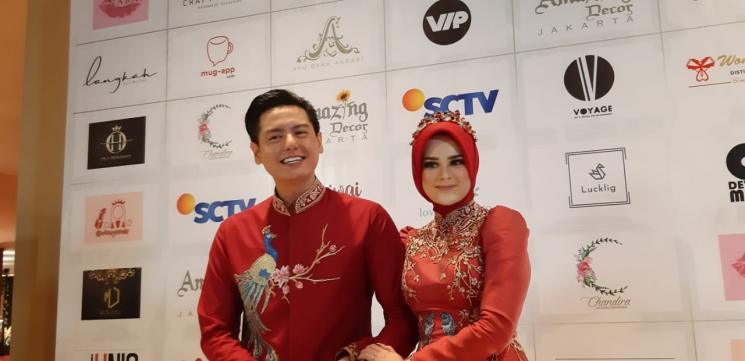 Roger Danuarta-Cut Meyriska saat berikan keterangan pers di Hotel Ritz Carlton Jakarta. [Matamata] 