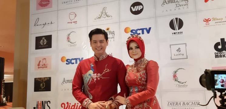 Roger Danuarta-Cut Meyriska saat berikan keterangan pers di Hotel Ritz Carlton Jakarta. [Matamata] 