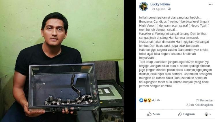 Lucky Hakim pamer ular mematikan. (Facebook/Lucky Hakim)