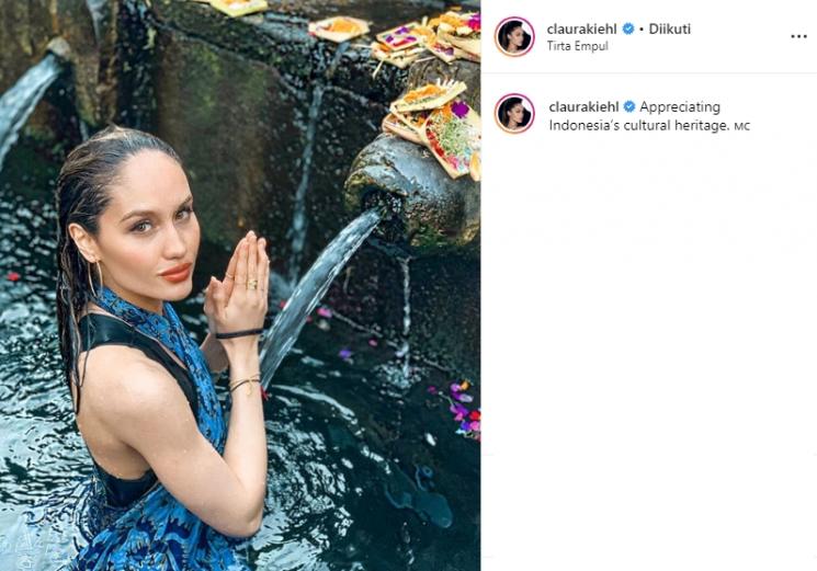 Cinta Laura di Tirta Empul Bali (Instagram/@claurakiehl)