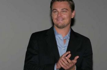 Terciduk Paparazi 'Nyetop Angkot', Gaya Leonardo DiCaprio Curi Perhatian
