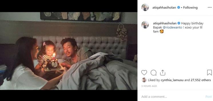 Rio Dewanto dapat kejutan dari Atiqah Hasiholan dan putrinya. (Instagram/@atiqahhasiholan)