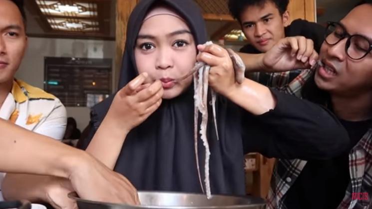 Tuai Pro Kontra, 5 Momen Ria Ricis Lahap Makan Gurita ...