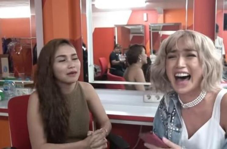 Artis Ayu Ting Ting dan Jessica Iskandar. [capture YouTube]