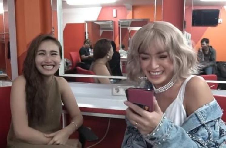 Artis Ayu Ting Ting dan Jessica Iskandar. [capture YouTube]