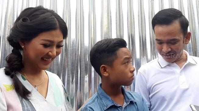 Ruben Onsu bersama Sarwendah dan Betrand Peto. [Yuliani/MataMata.com]