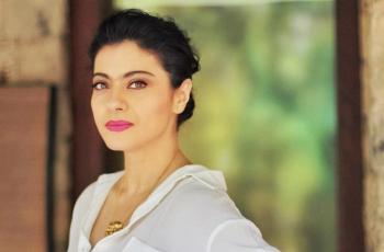 Tiba-tiba Pamer Perut Buncit, Kajol Hamil Anak Ketiga?