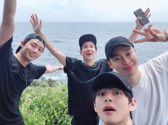 V BTS liburan bareng teman artis (Twitter/@BTS_twt)