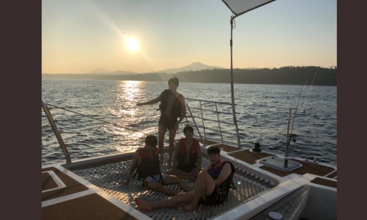 V BTS liburan bareng teman artis (Twitter/@BTS_twt)