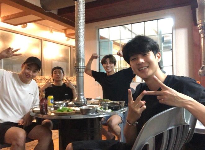 V BTS liburan bareng teman artis (Twitter/@BTS_twt)