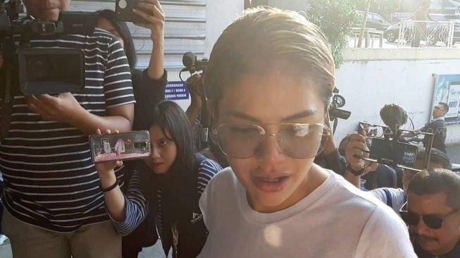 Nikita Mirzani melaporkan Poppy Kelly di Polda Metro (31/8/2019). [Revi C Rantung/MataMata.com]
