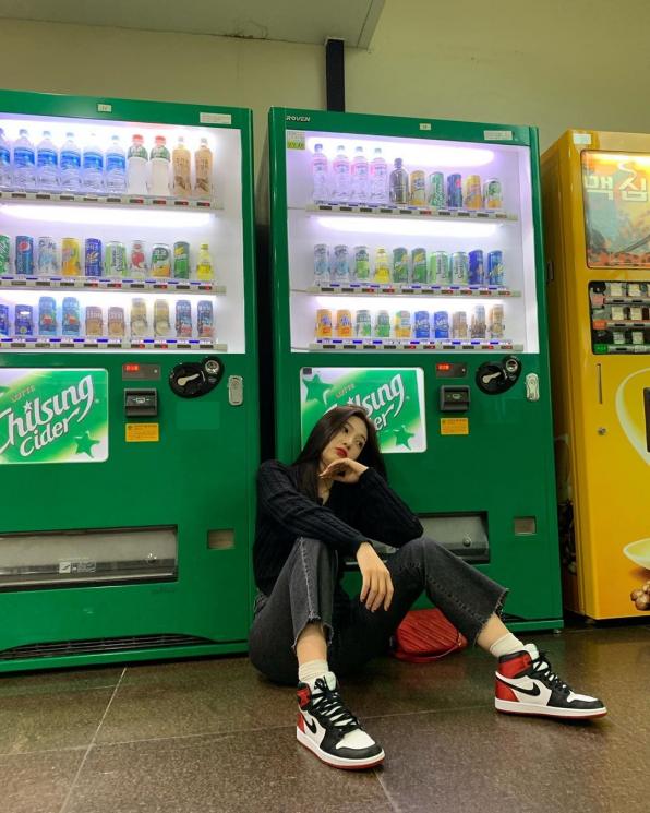 Joy Red Velvet deprok di depan mesin minuman (Instagram/@imyour_joy)