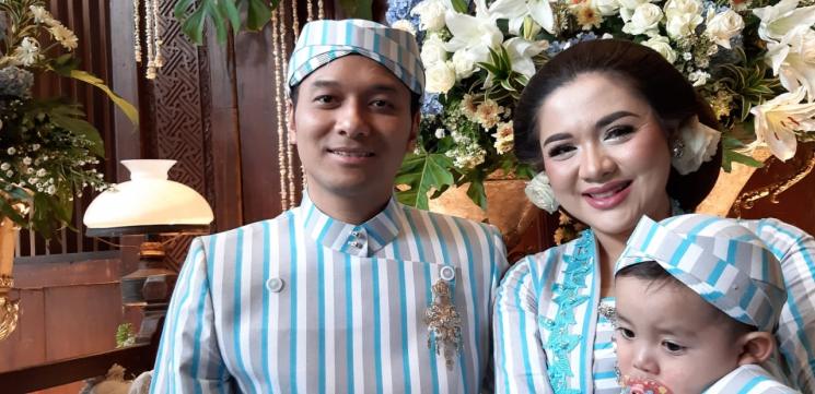 Vicky Shu bersama suami dan putra pertamanya. (Matamata.com/Yuliani)