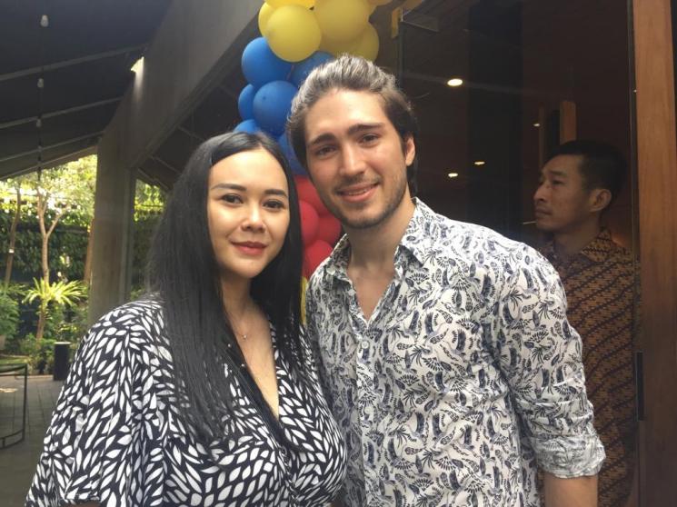 Aura Kasih dan suami, Eryck Amaral. (Matamata.com/Yuliani)