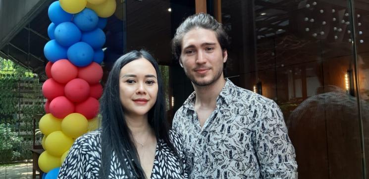 Aura Kasih dan suami, Eryck Amaral. (Matamata.com/Yuliani)