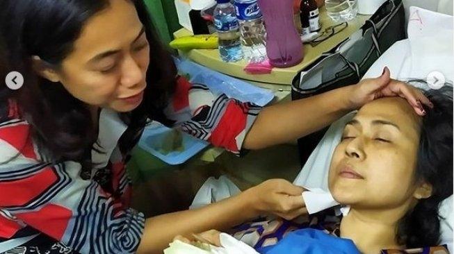 Ria Irawan tengah dirawat di rumah sakit karena kanker. Ria terlihat dijenguk sahabat, Nia Dinata. [Instagram Dewi Irawan]