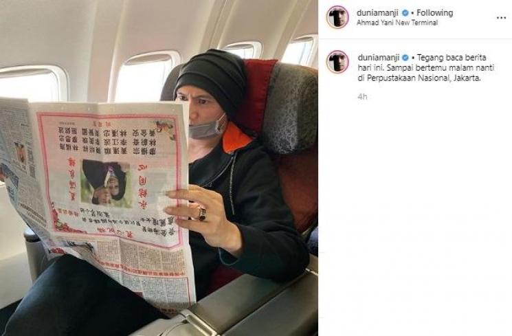 Anji baca koran terbalik. (Instagram/@duniamanji)