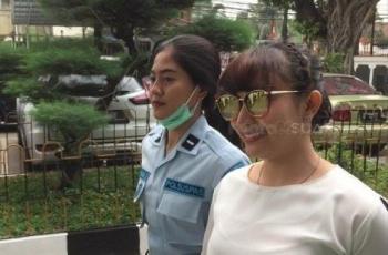 Tanpa Baju Tahanan, Roro Fitria Tampil Modis saat Jalani Sidang PK