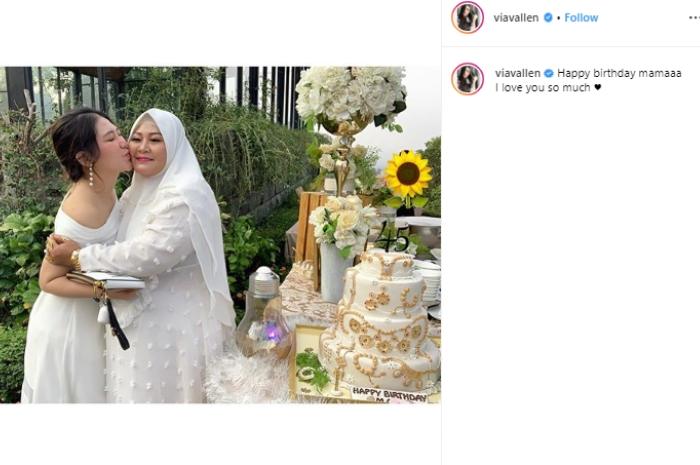 Via Vallen rayakan ulang tahun ibundanya. (Instagram/@viavallen)
