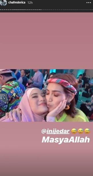 Kemesraan Chacha Frederica dan Jessica Iskandar. (Instagram/@chafrederica)