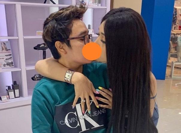 Foto Lucinta Luna dan Abash berciuman bibir. [Instagram]