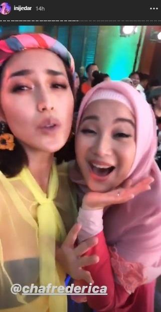 Kemesraan Chacha Frederica dan Jessica Iskandar. (Instagram/@inijedar)