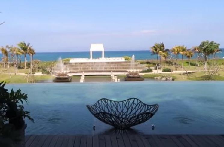 Kolam renang menghadap lautan lepas. [Youtube]