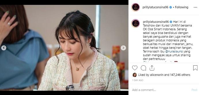 Gaya Prilly Latuconsina berponi tipis. (Instagram/@prillylatuconsina96)
